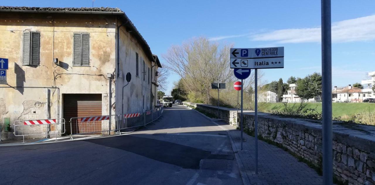 Blu Klein Lägenhet Foligno Exteriör bild